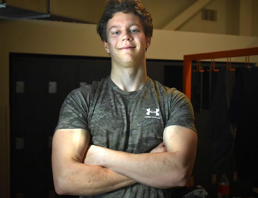 Personal trainer Jason Schmalschlager met gekruiste armen in de sportschool