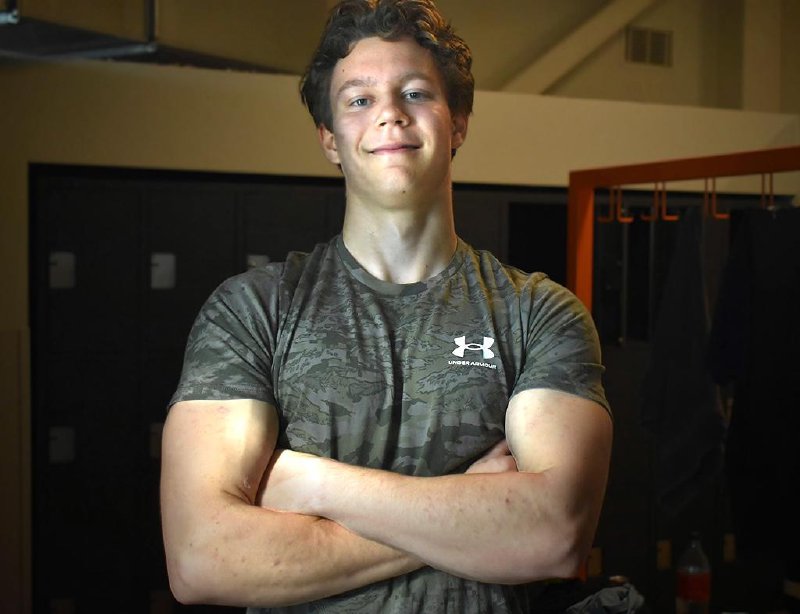 Personal trainer Jason Schmalschlager met gekruiste armen in de sportschool