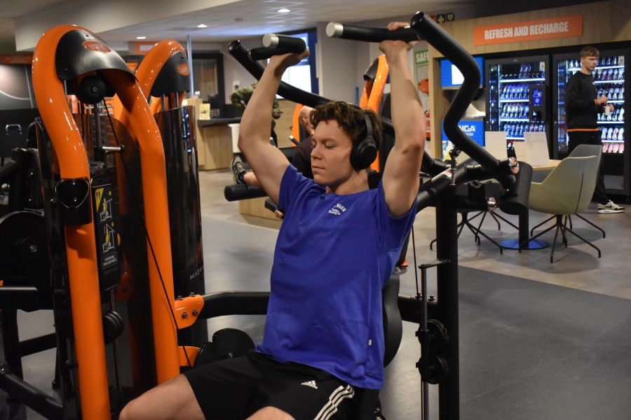 Schoudertraining op een shoulder press-apparaat in de sportschool